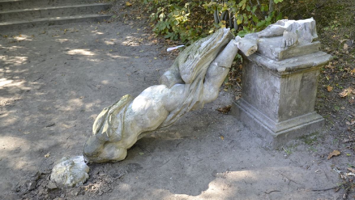 Selfie z rzeźbą może go sporo kosztować. 200-letni pomnik runął na ziemię 1