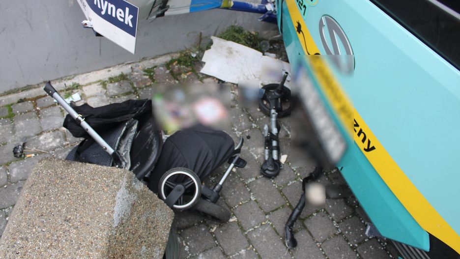 Autobus wjechał na chodnik