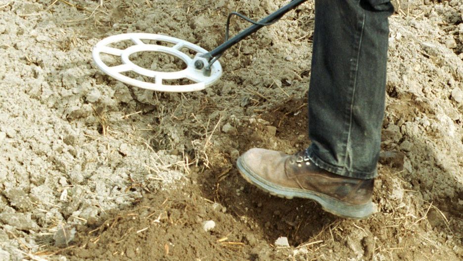 Poszukiwanie zabytków z użyciem wykrywacza metali. Zdjęcie poglądowe