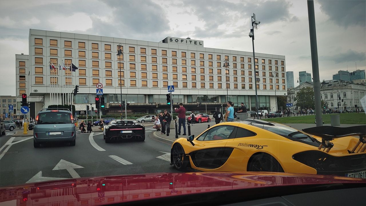 Bugatti Chiron, McLaren P1 i wiele innych egzotyków w Warszawie. Takie widoki cały wieczór!