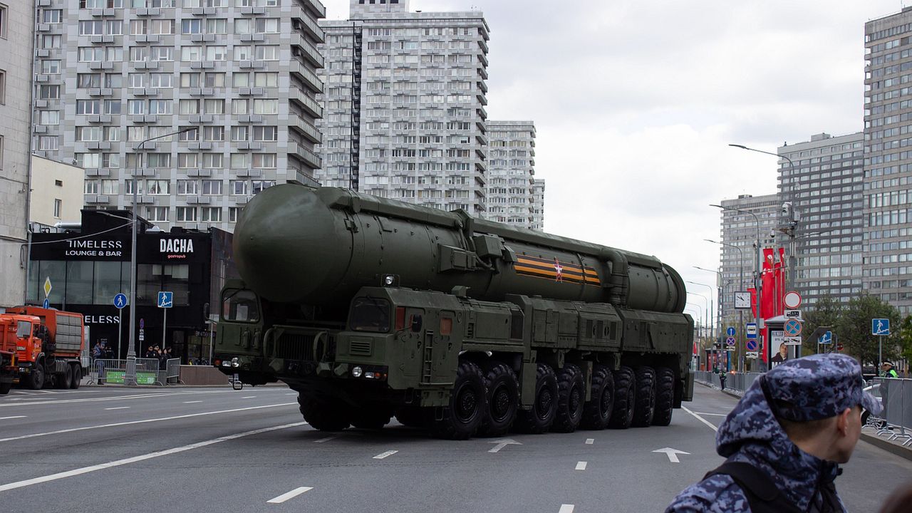 RS-24 Yars, rosyjska rakieta ICBM będąca w stanie przenosić nawet kilka głowic termojądrowych, z których każda może być wycelowana w inne miejsce. Tu podczas próby przed Dniem Zwycięstwa w Moskwie w 2023 roku