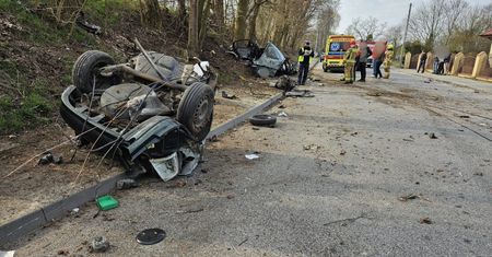 Opel rozpadł się na pół w Sulejowie. Młody kierowca ciężko ranny