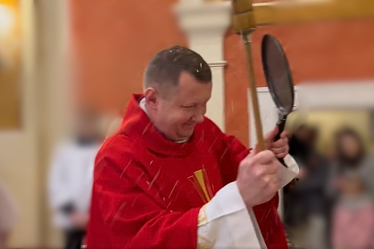 Ksiądz na święceniu owsa.