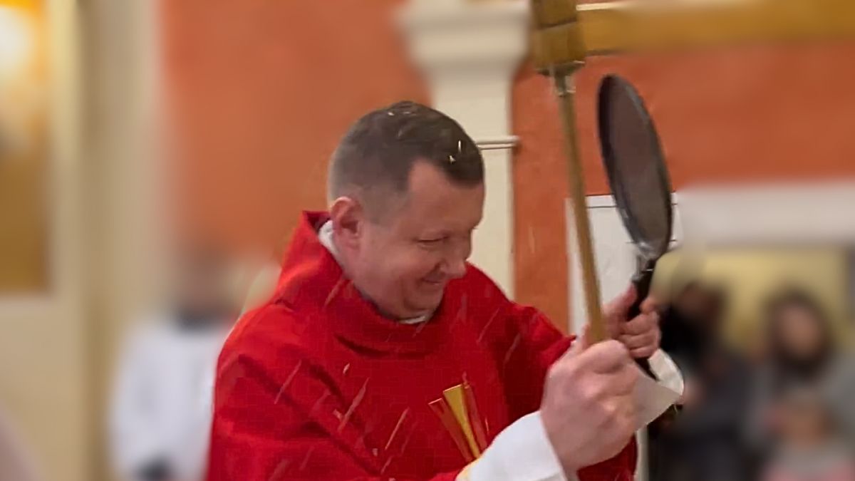 Ksiądz na święceniu owsa.