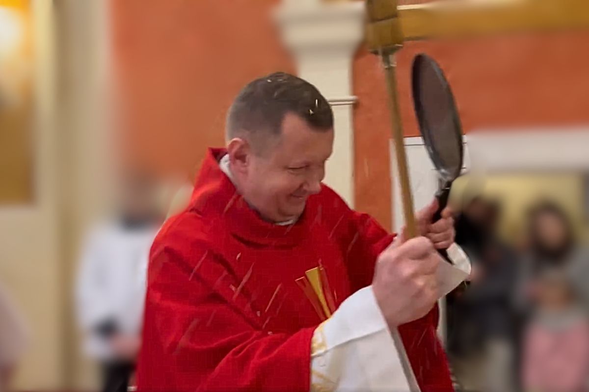 Ksiądz z patelnią na mszy. Tak bronił się przed wiernymi