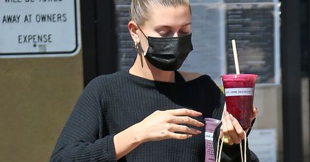 Hailey Bieber odsłoniła umięśniony brzuch. A plotkowano o ciąży