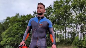 Rafał Grzelak rozpoczął 48 godzinne pływanie bez wychodzenia z wody