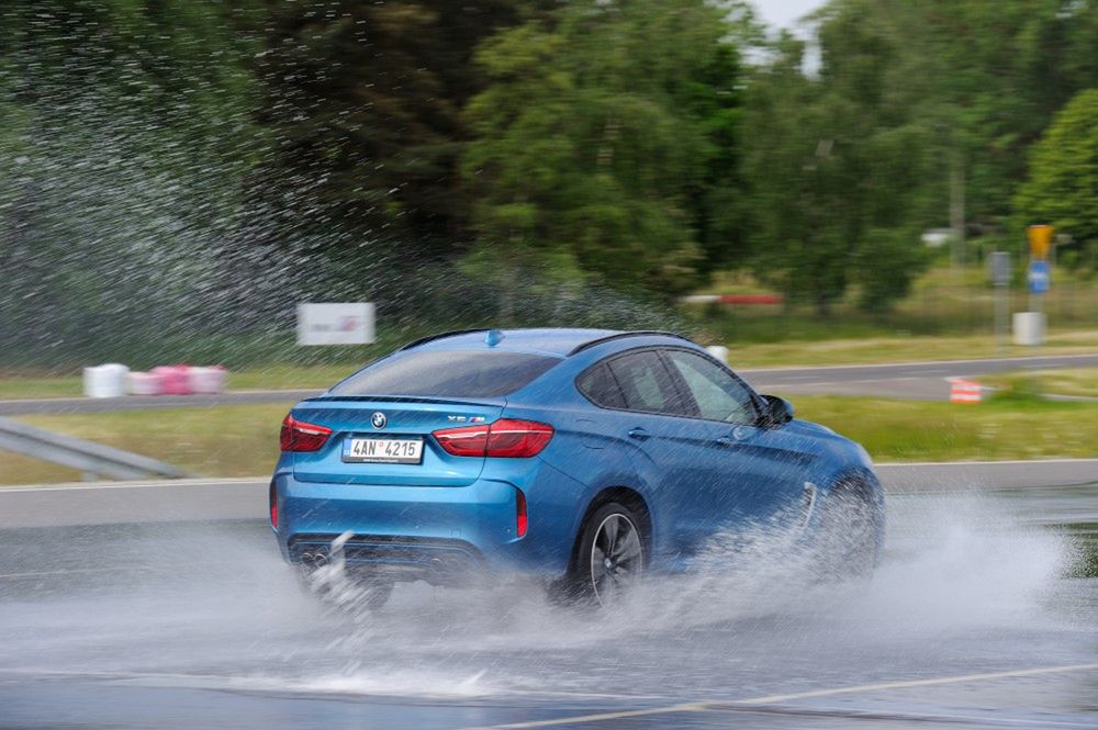 Napęd xDrive skutecznie i szybko żongluje momentem obrotowym po kołach tak, aby utrzymać auto w założonym kierunku jazdy. Duże i ciężkie BMW X6 M potrafi jechać jak po sznurku.