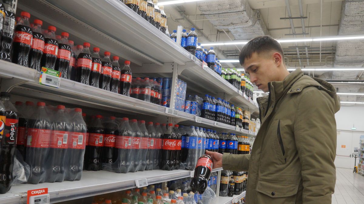 Mieszkaniec Moskwy w sklepie Auchan, 9 marca. Coca-cola zniknie wkrótce ze sklepowych półek w Rosji, dlatego niektórzy sprzedają ją w serwisach aukcyjnych 