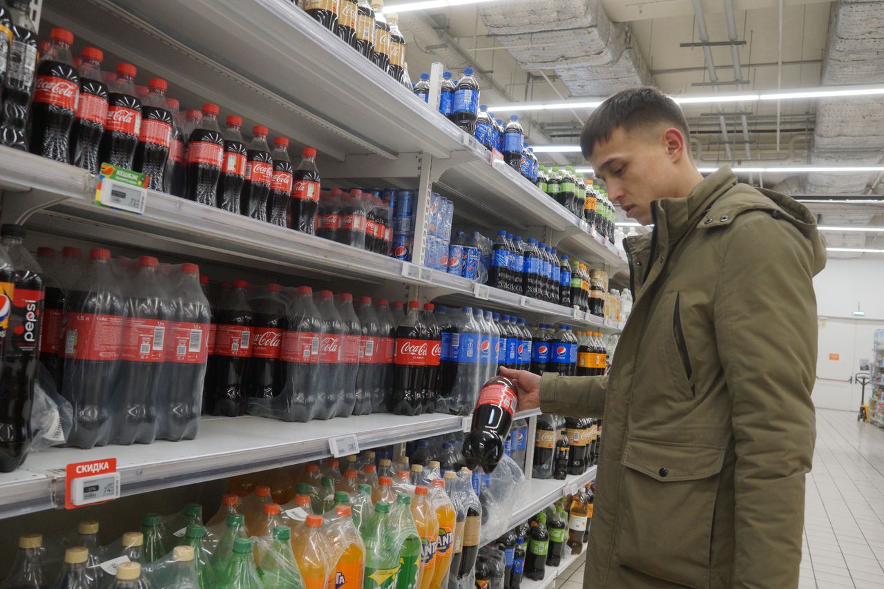 Mieszkaniec Moskwy w sklepie Auchan, 9 marca. Coca-cola zniknie wkrótce ze sklepowych półek w Rosji, dlatego niektórzy sprzedają ją w serwisach aukcyjnych 