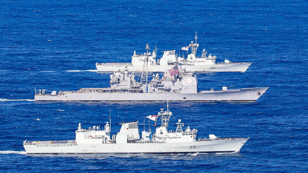 Krążownik typu Ticonderoga w towarzystwie kanadyjskich fregat