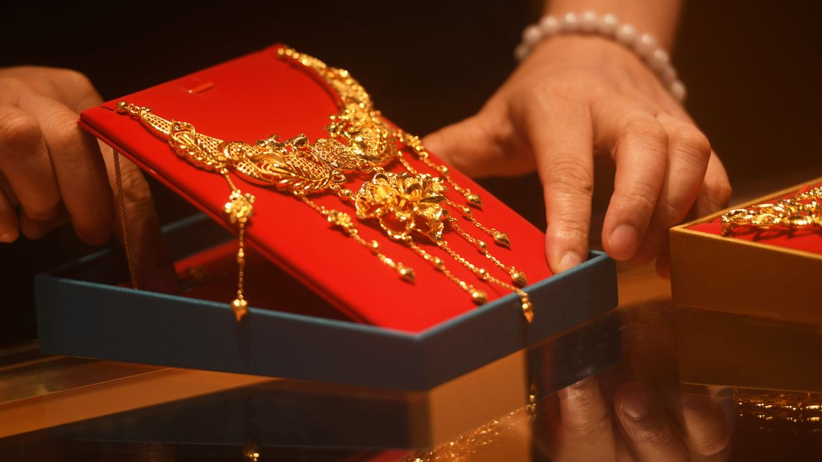 HANGZHOU, CHINA - SEPTEMBER 9, 2025 - A customer is selecting gold jewelry at a gold store in Hangzhou, Zhejiang Province, China on September 9, 2025. (Photo credit should read CFOTO/Future Publishing via Getty Images)