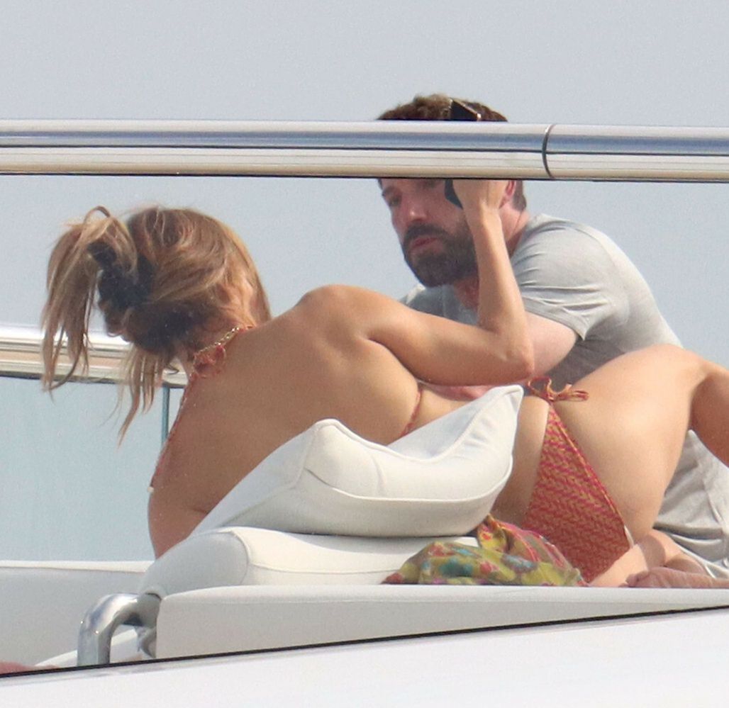 Jennifer Lopez i Ben Affleck całują się na jachcie