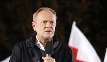 Nagle na scenie pojawili się funkcjonariusze. Zaprosił ich sam Tusk