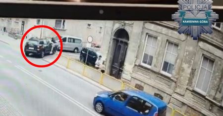 Pędził hulajnogą, wbił się w osobówkę. Nagranie ku przestrodze