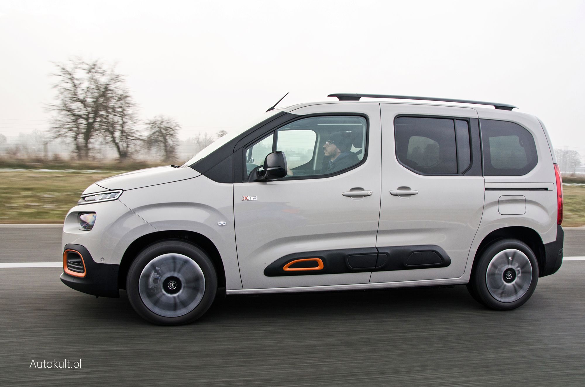 Citroen Berlingo jeździ jak francuz - miękko, wygodnie, ale na wybojach stuka.