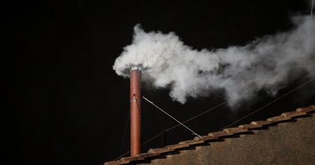 Tak ogłoszą, kto będzie nowym papieżem. Jak powstaje biały dym?