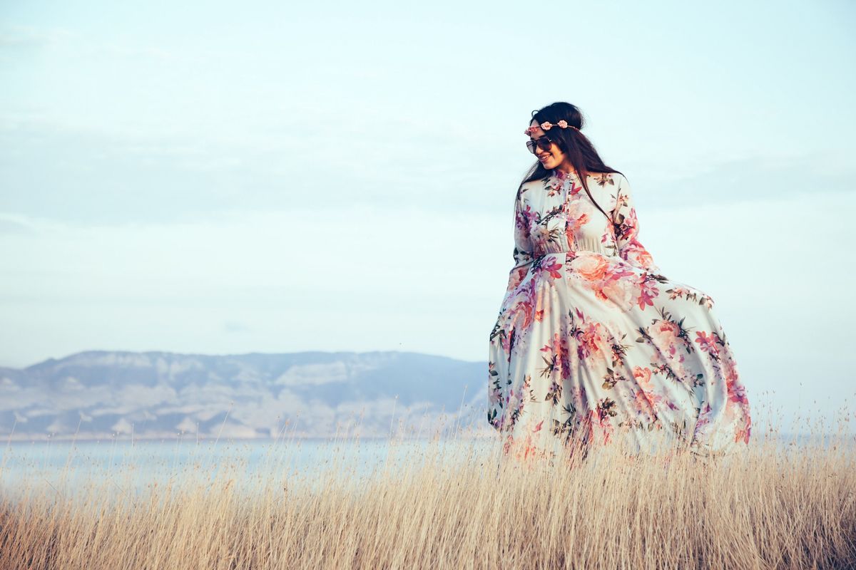 Modne sukienki na wiosnę – modele, które podbijają aktualne trendy