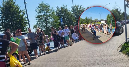 Zdjęcie z godz. 10. Chcieli wejść na plażę. Czekali prawie godzinę