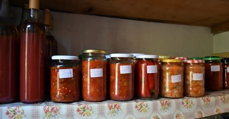 Wiesz, ile można przechowywać przetwory w słoikach? Po tym czasie lepiej je wyrzuć