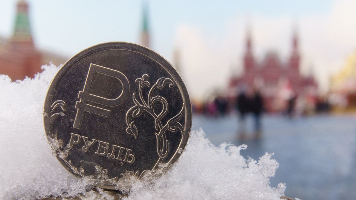 Rosyjski rubel mocno się osłabia wskutek sankcji nałożonych przez UE i USA