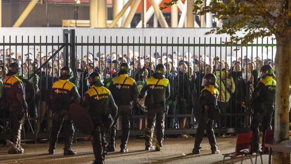 UEFA Europa Conference League - AZ Alkmaar vs Legia Warsaw
epa10903048 Riot police stand guard at the AFAS Stadium after the AZ - Legia Warsaw match in Alkmaar, the Netherlands, 05 October 2023 (06 October 2023). In a restless stadium Legia Warsaw supporters stormed the entrance gate and clashed with riot police. Two arrests were made after the match.  EPA/Michel van Bergen 
Dostawca: PAP/EPA.
Michel van Bergen
