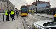 Potrącenie pieszej na Pradze-Północ. Weszła na czerwonym świetle z telefonem w ręku