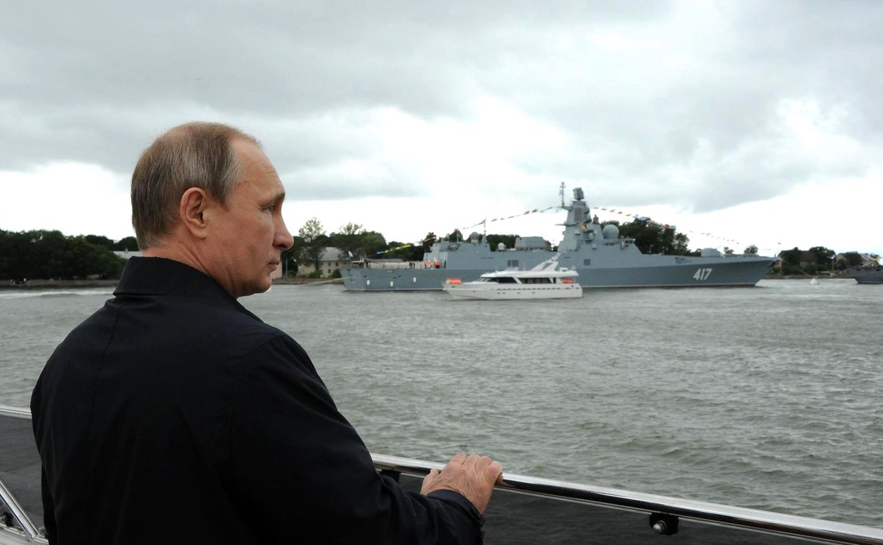 Władimir Putin na tle fregaty Admirał Gorszkow