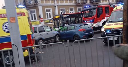 Groźny wypadek na skrzyżowaniu w Lublinie. Ruch chwilowo wstrzymany, ogromne korki [ZDJĘCIA]