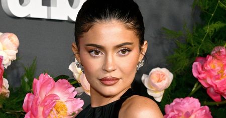 Siostry Jenner spacerowały po ulicach Colorado. Kylie swoją stylizacją zwracała na siebie uwagę