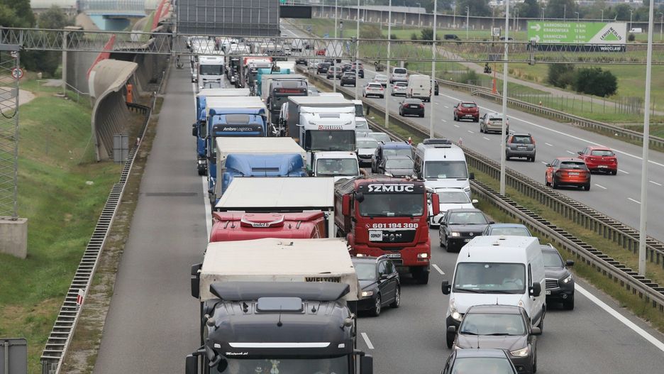 Wypadek busa i osobówki na obwodnicy Wrocławia