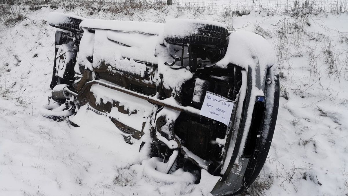 Auto wygląda jakby spędziło już tu trochę czasu