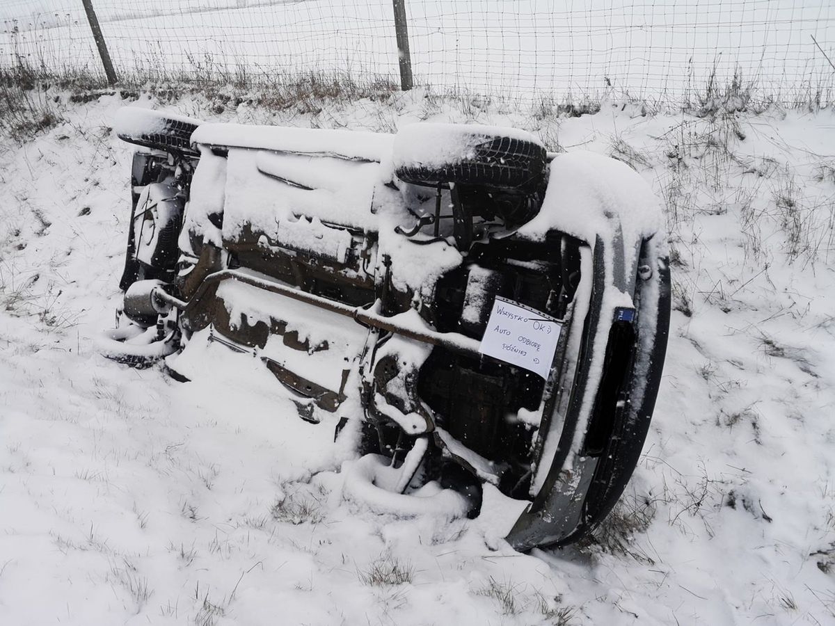 Auto wygląda jakby spędziło już tu trochę czasu