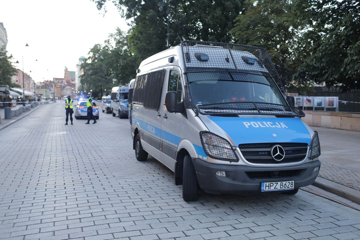 Warszawa, 11.07.2022. Policjanci zabezpieczają ewakuowany teren Krakowskiego Przedmieścia w Warszawie, 11 bm. Policja ewakuowała uczestników zgromadzenia i osoby przebywające w promieniu 200 metrów od budynku przy Krakowskim Przedmieściu 64. Mężczyzna wyjął z plecaka i położył na ziemi niebezpieczny przedmiot. Policyjni antyterroryści zabezpieczyli pocisk o dużej sile rażenia. (sko) PAP/Albert Zawada