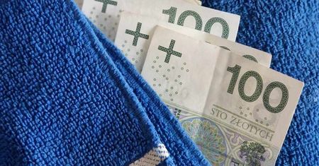 Oszustka "odpędziła złe uroki". Seniorka straciła pieniądze