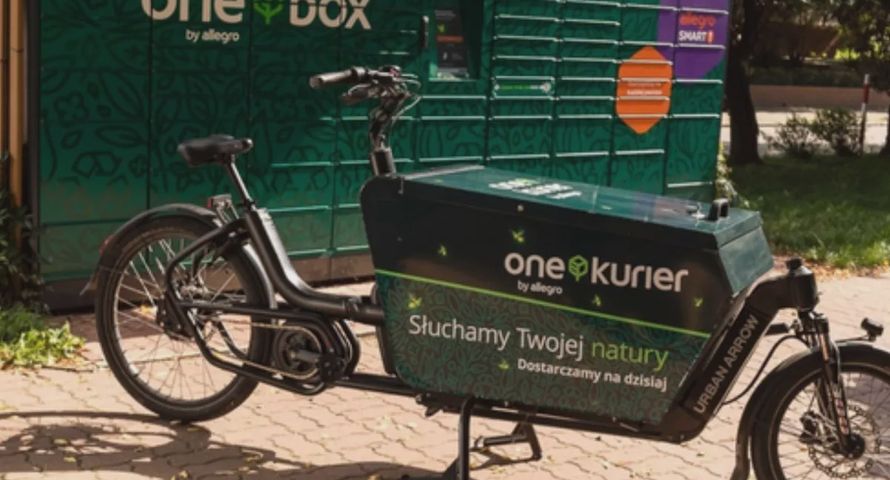 UOKiK nie zostawia suchej nitki na dostawcach paczek. „Ekościema” w reklamach Allegro i InPostu?