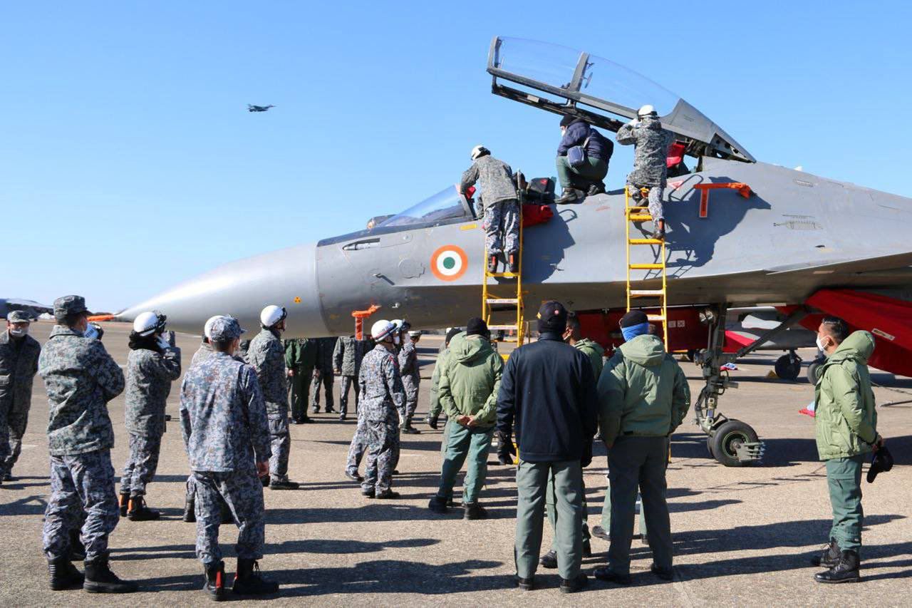 Japońscy piloci przyglądają się indyjskim Su-30MKI.