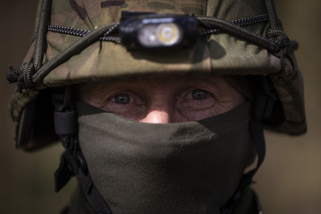 Roman, a Ukrainian recruit, is being trained by Danish instructors in an area of Eastern England, Britain, 14 March 2024. The Ukrainian soldiers are, among other things, being trained in trench warfare. Russian troops entered Ukraine in February 2022 starting a conflict that has provoked destruction and a humanitarian crisis. EPA/Bo Amstrup DENMARK OUT Dostawca: PAP/EPA.