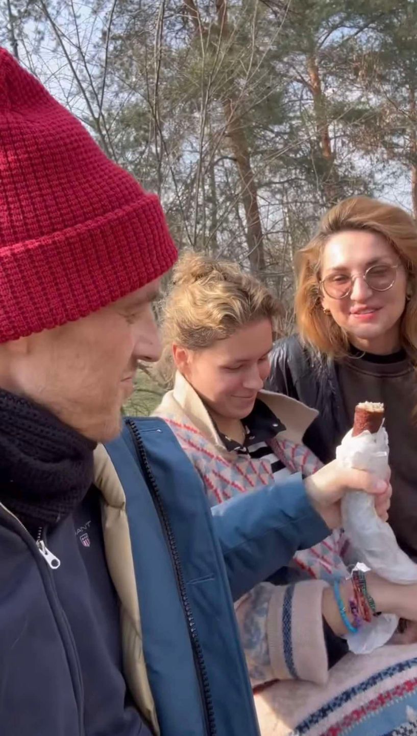 Tomasz Jakubiak nadaje z żoną z parku i studzi entuzjazm fanów