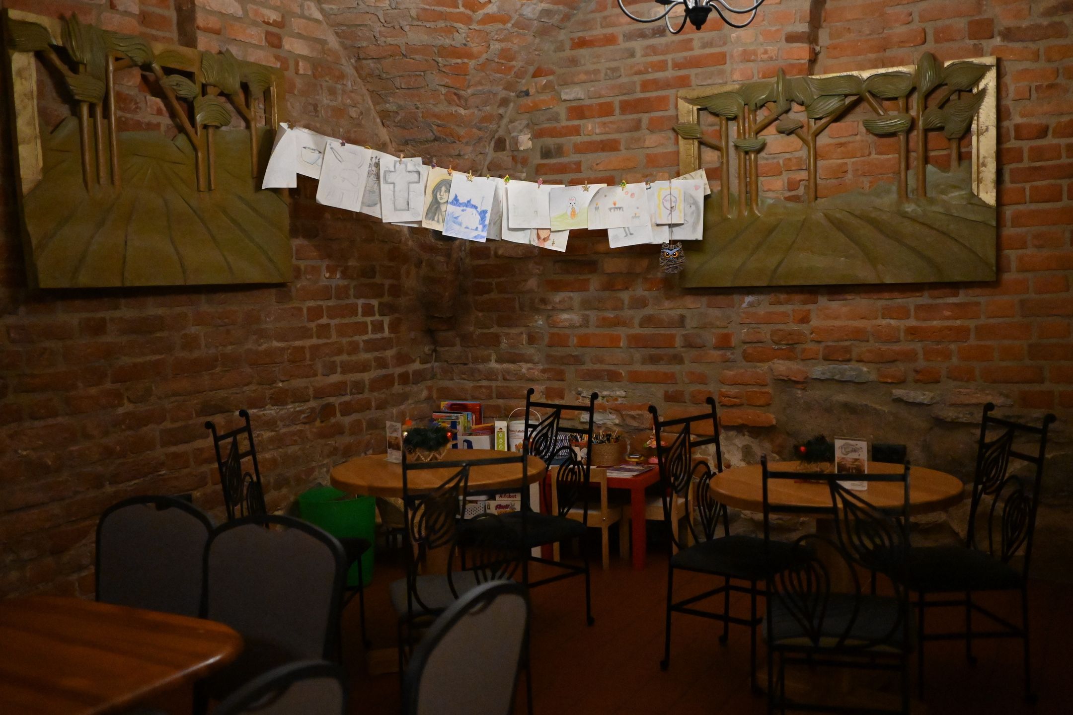 Kącik z dziecięcymi pracami