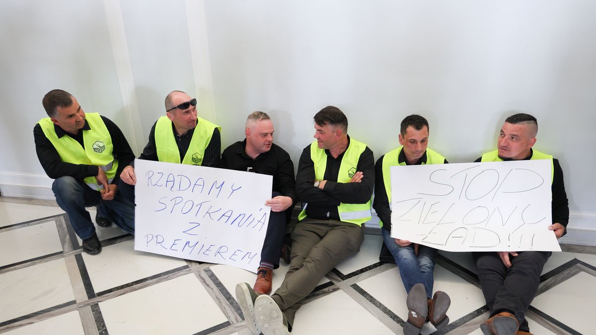 Grupa rolników okupujących Sejm w Warszawie