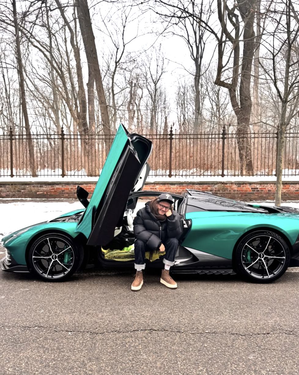 Kuba Wojewódzki przy luksusowy samochodzie