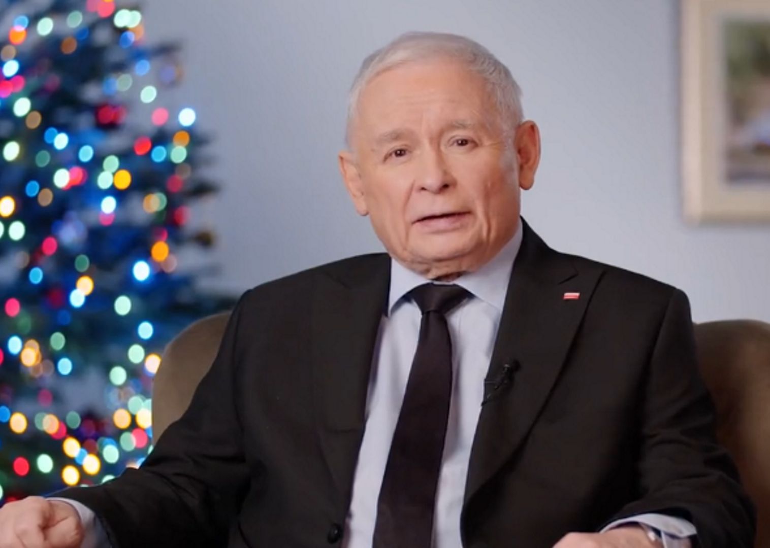 Kaczyński składa życzenia Polakom. Uwagę na nagraniu przykuwa jedna rzecz