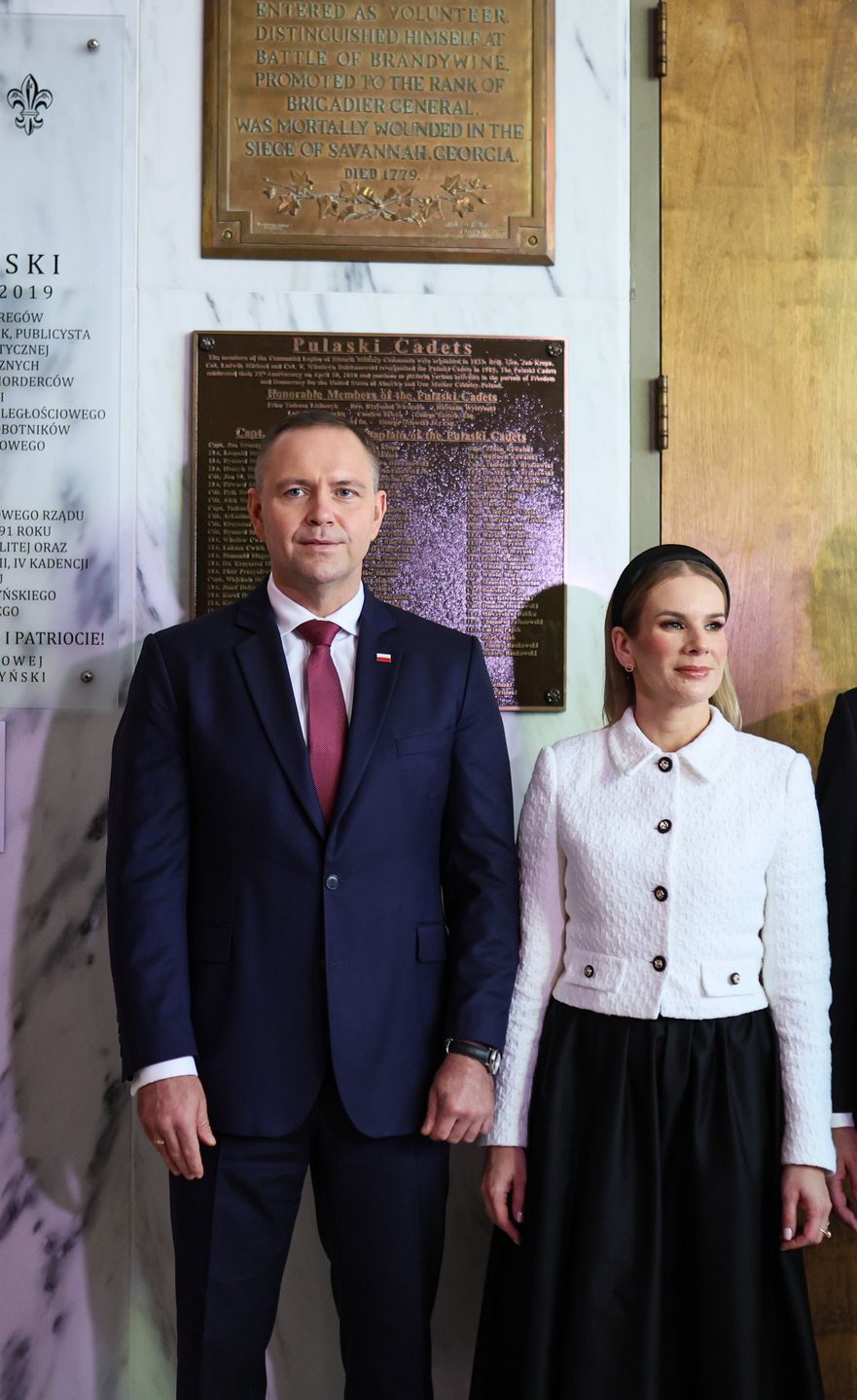 Doylestown, USA, 21.09.2025. Prezydent RP Karol Nawrocki (L), pierwsza dama Marta Nawrocka (C) i zastępca prezesa IPN Karol Polejowski (P) podczas uroczystości odsłonięcia tablicy upamiętniającej śp. premiera Jana Olszewskiego, 21 bm. w Narodowym Sanktuarium Matki Bożej Częstochowskiej w Doylestown. Prezydent RP weźmie udział w debacie generalnej 80. sesji Zgromadzenia Ogólnego ONZ w Nowym Jorku. (sko) PAP/Leszek Szymański
