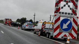 Powiat włocławski: Samochód wjechał w bariery na autostradzie A1. Są utrudnienia w ruchu