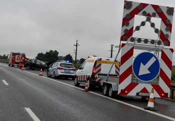 Powiat włocławski: Samochód wjechał w bariery na autostradzie A1. Są utrudnienia w ruchu