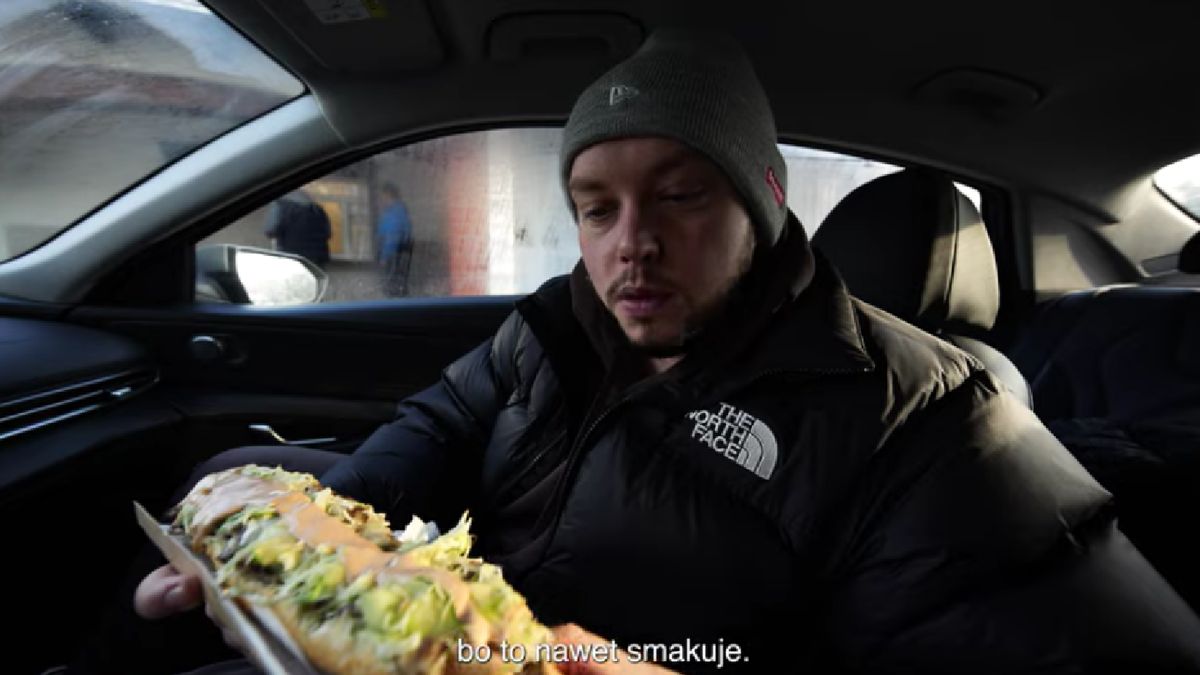 Książulo spróbował specjału zakładu, czyli zapiekanki z surówką