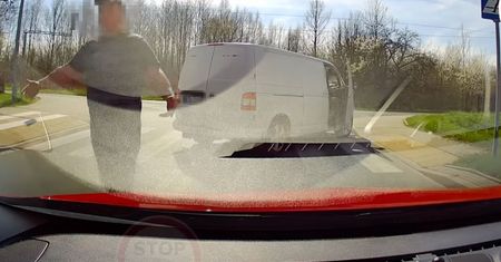Wideo ze Skierniewic. Kierowca wpadł na drogowego szeryfa