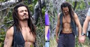 Wydziarany Orlando Bloom z BURZĄ DREDÓW na głowie pręży klatę na planie filmowym w Australii (ZDJĘCIA)