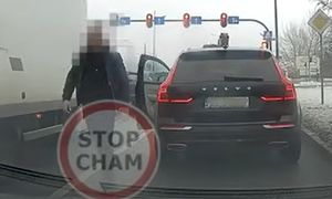 Nie wpuścił go na pas. Sceny na drodze. Aż wyszedł z auta